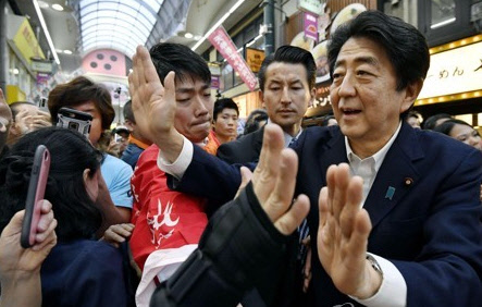 오사카서 참의원 선거 유세하는 아베 총리. <연합 제공>